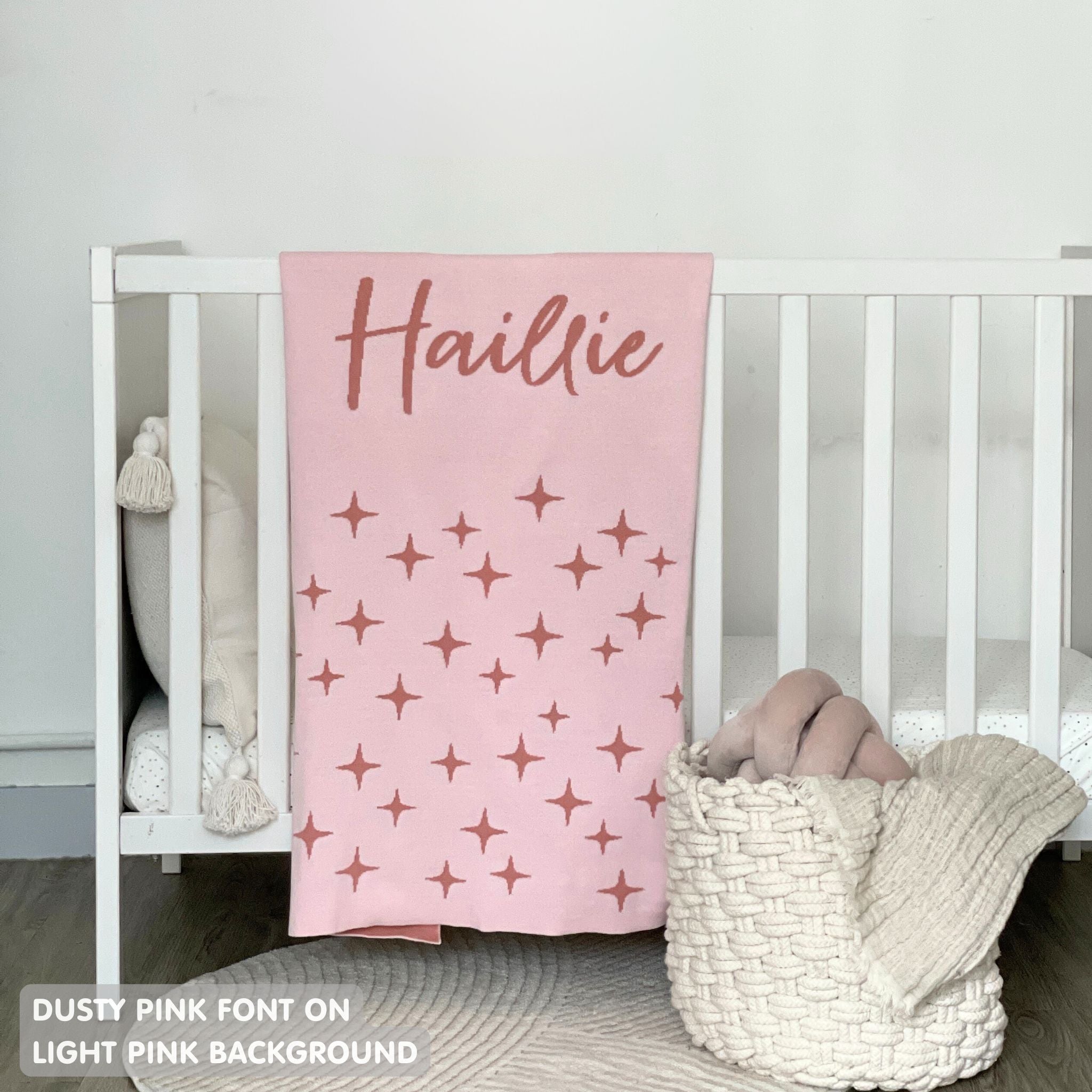 TinyBitz custom knitted blanket with baby's name on light pink background with a twinkles pattern, best gift to welcome a newborn baby.