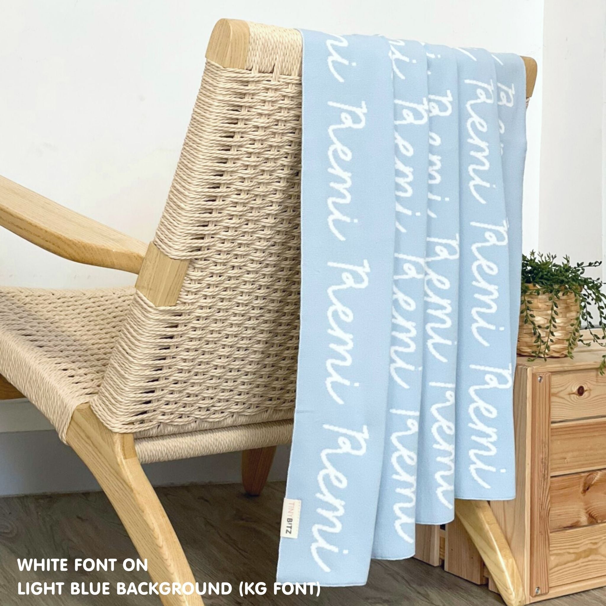 TinyBitz knitted cotton blanket in light blue and white, personalised with your own name!