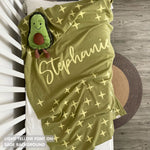 TinyBitz custom knitted blanket with baby's name on sage background with a twinkles pattern, best gift to welcome a newborn baby.